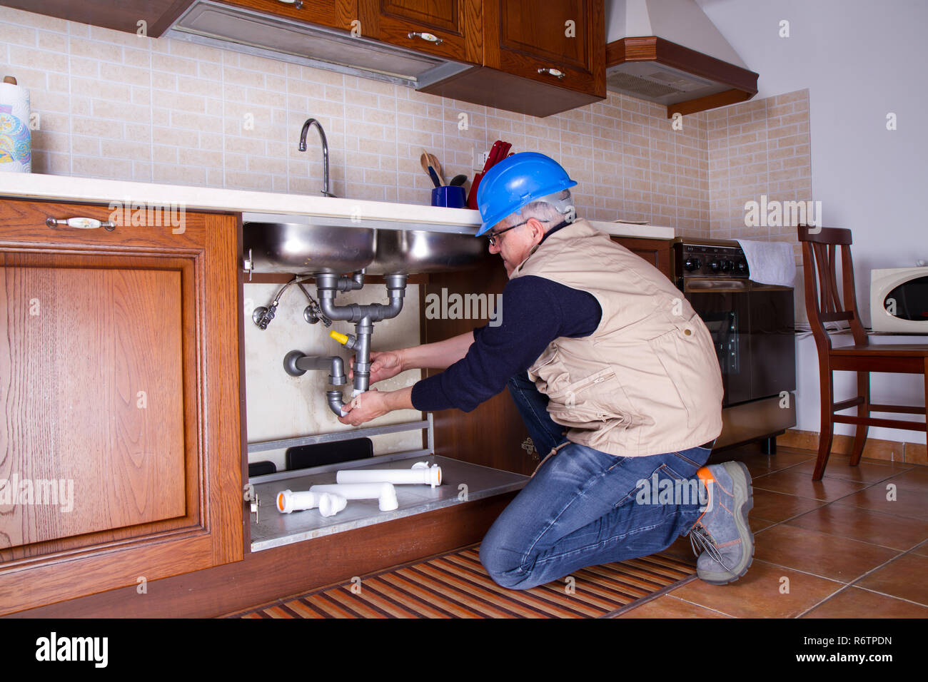 Plumber installing pipe sink hires stock photography and images Alamy