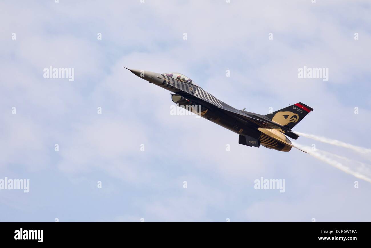Turkish Air Force F-16C Fighting Falcon ‘Solo Turk’ performing at the 2018 Royal International Air Tattoo Stock Photo