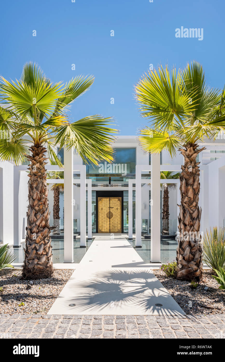 Palm trees entrance to modern villa in Quinta do Lago Stock Photo