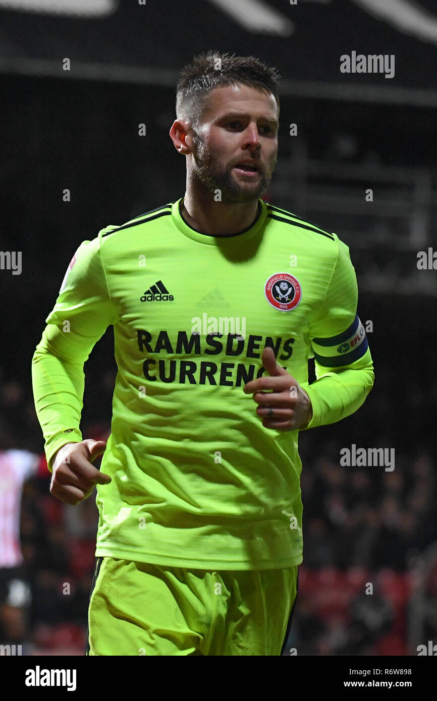 27th November 2018, Griffin Park, London, England; Sky Bet Championship, Brentford v Sheffield United ; Oliver Norwood (16) of Sheffield United   Credit: Phil Westlake/News Images,  English Football League images are subject to DataCo Licence Stock Photo