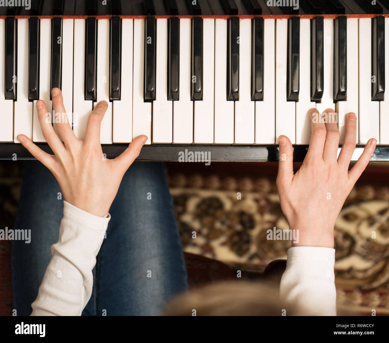 I used to play the piano. I used to play the piano. игра на фортепиано. фортепиано для детей. ребенок за пианино.