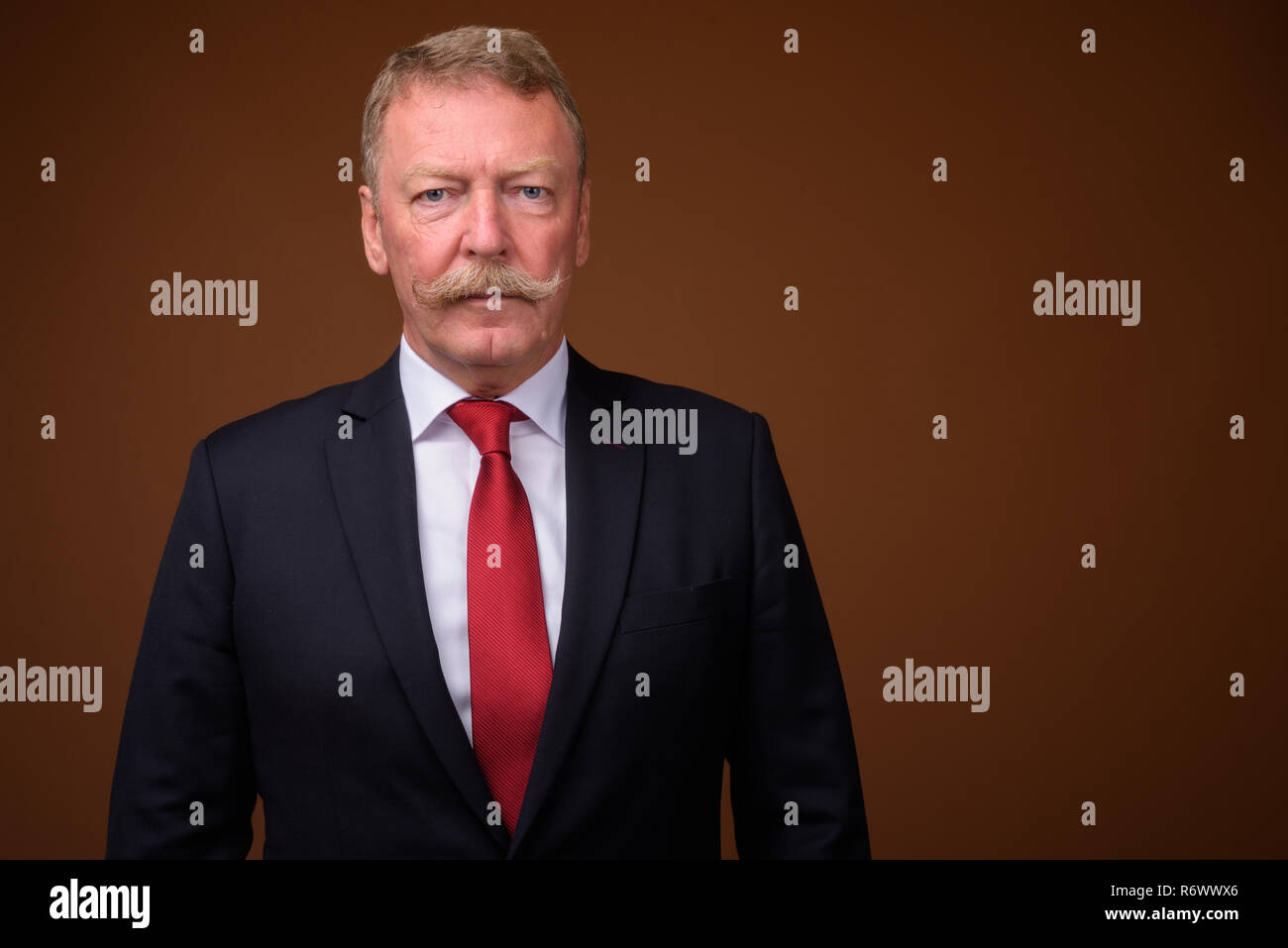 Handsome senior businessman wearing suit and tie Stock Photo - Alamy