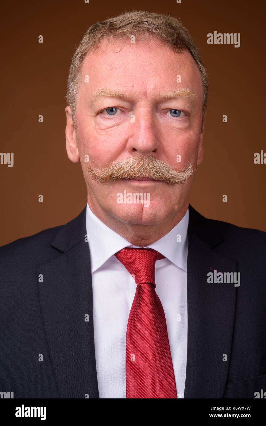 Face of senior businessman wearing suit and tie Stock Photo - Alamy