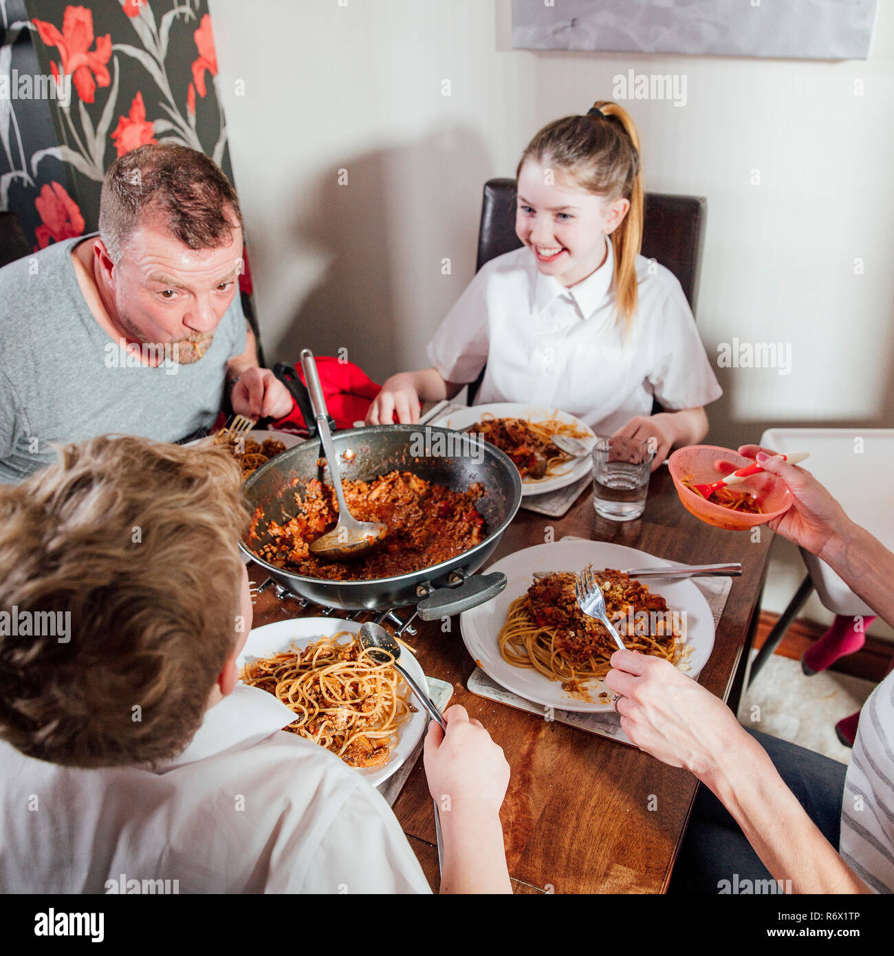 British family eating dinner table hi-res stock photography and images ...