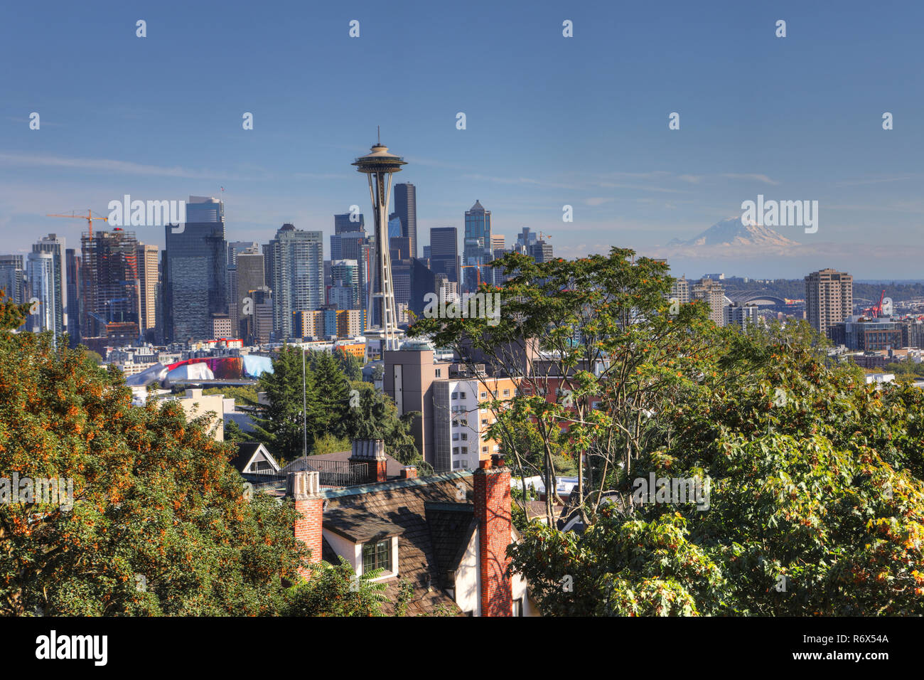 Seattle Ranier R Seattle skyline with mount ranier hi-res stock photography and images ...