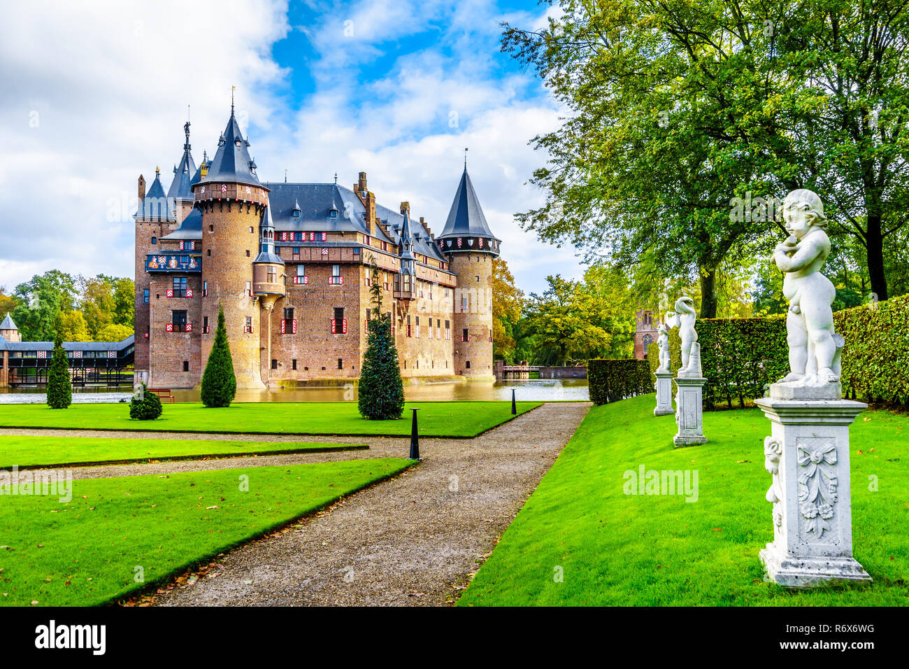 Magnificent Castle De Haar surrounded by beautiful manicured Gardens. A 14th century Castle that was completely restored in the late 19th century Stock Photo