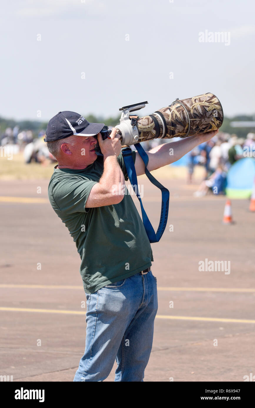 Photographer with huge lens hi-res stock photography and images - Alamy