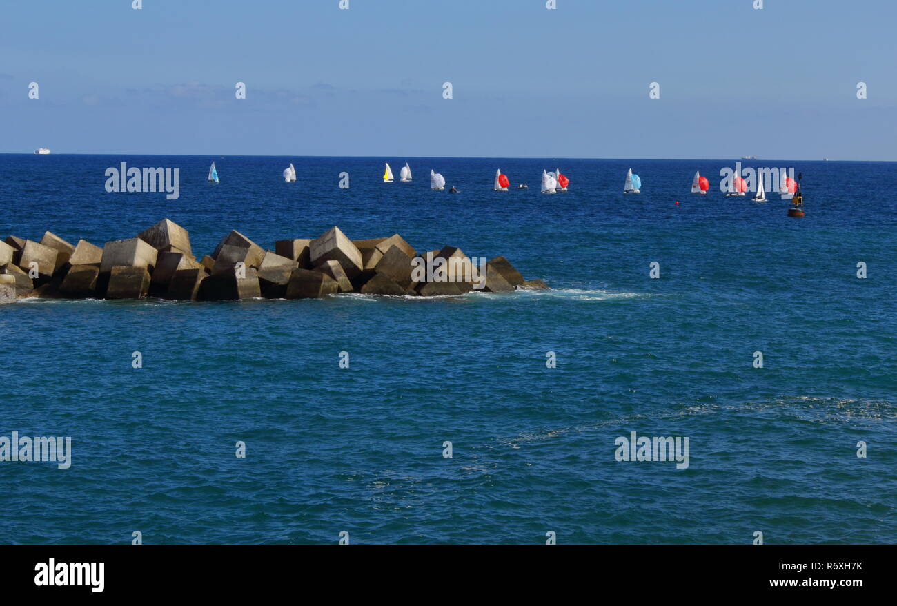 Pequeños veleros en el mar. Regata en el mar. Small sailboats Regatta in the sea Stock Photo