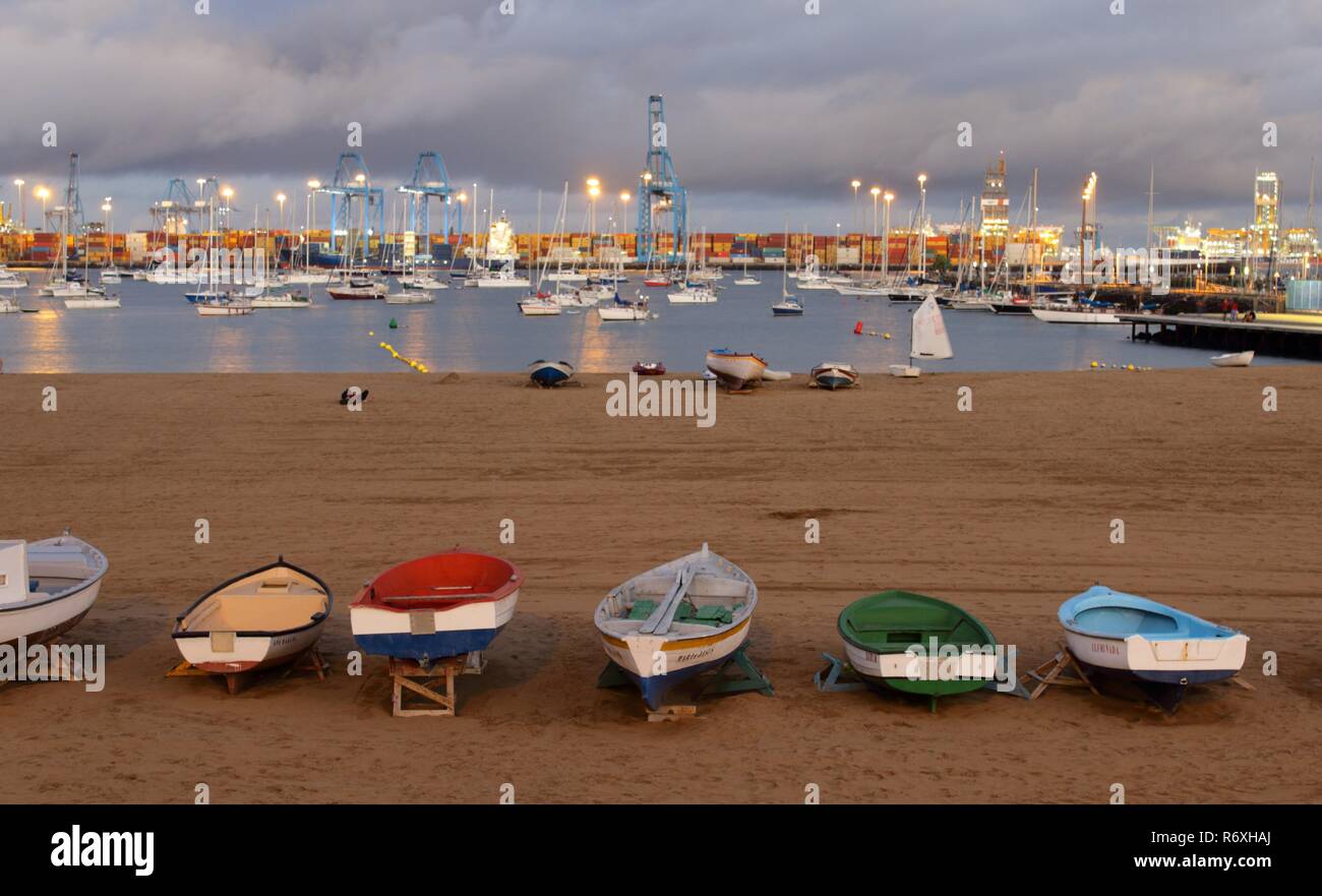 botes en la playa. Bahia con veleros. boats on the beach. bay with sailboats Stock Photo