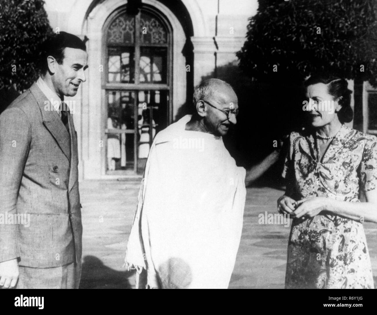 Mahatma Gandhi at his first meeting with British Viceroy Lord Mountbatten and his wife, New Delhi, March 31, 1947, old vintage 1900s picture Stock Photo