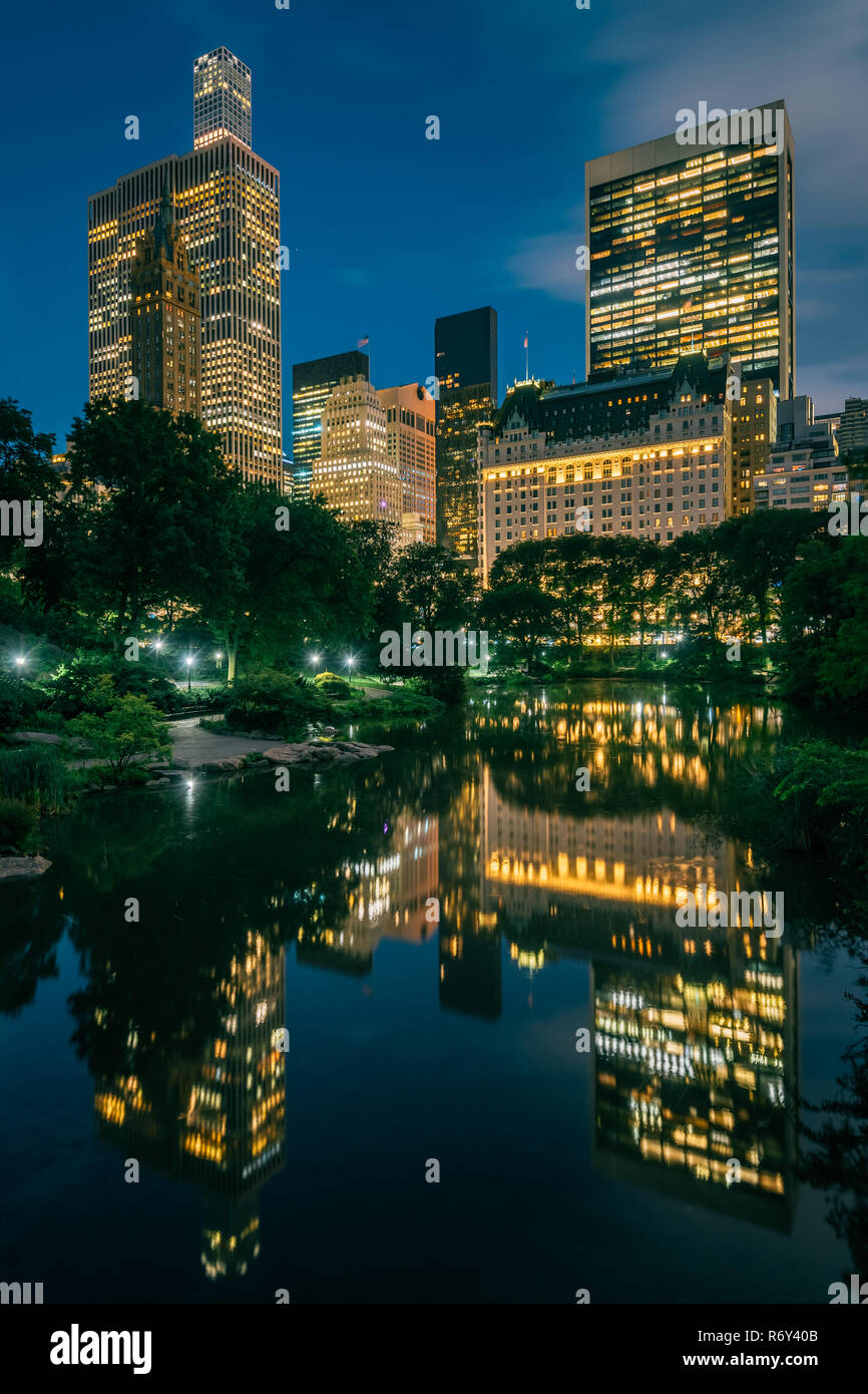 Midtown manhattan skyline night hi-res stock photography and images - Alamy