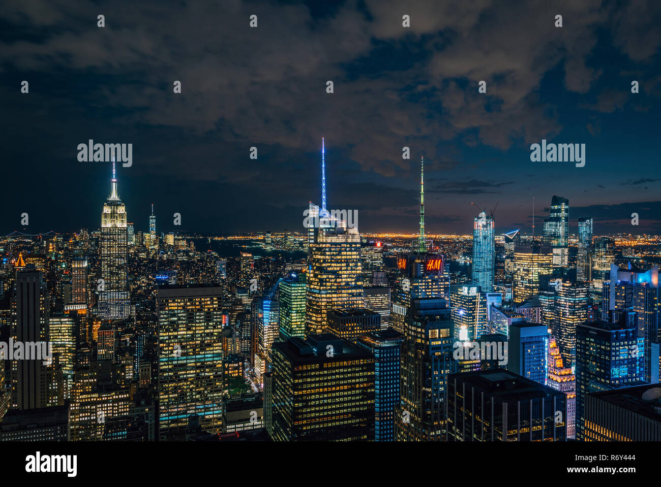 The Empire State Building and Midtown Manhattan skyline at night, in ...