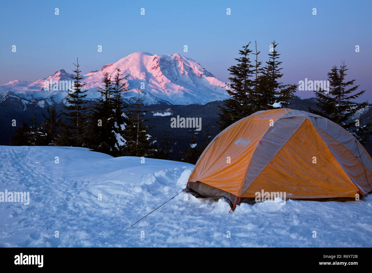 Wa15432 00 Washington Sunrise On Mount Rainier From Winter Campsite On Suntop Mountain In Mount Baker Snoqualmie National Forest Stock Photo Alamy