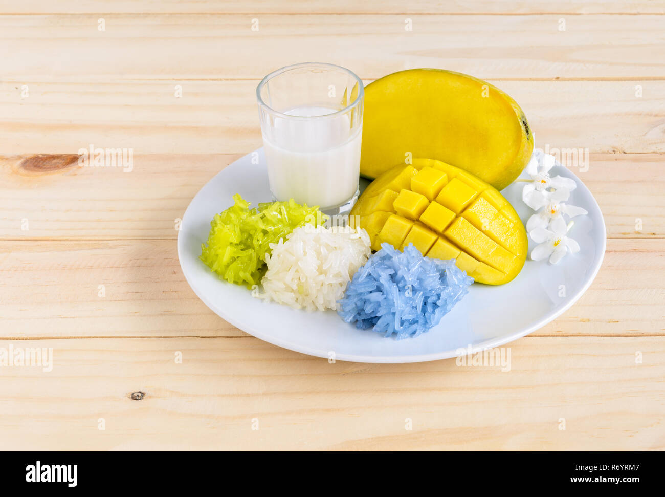 Mango and natural colored sticky rice with coconut milk, Thai dessert Stock Photo