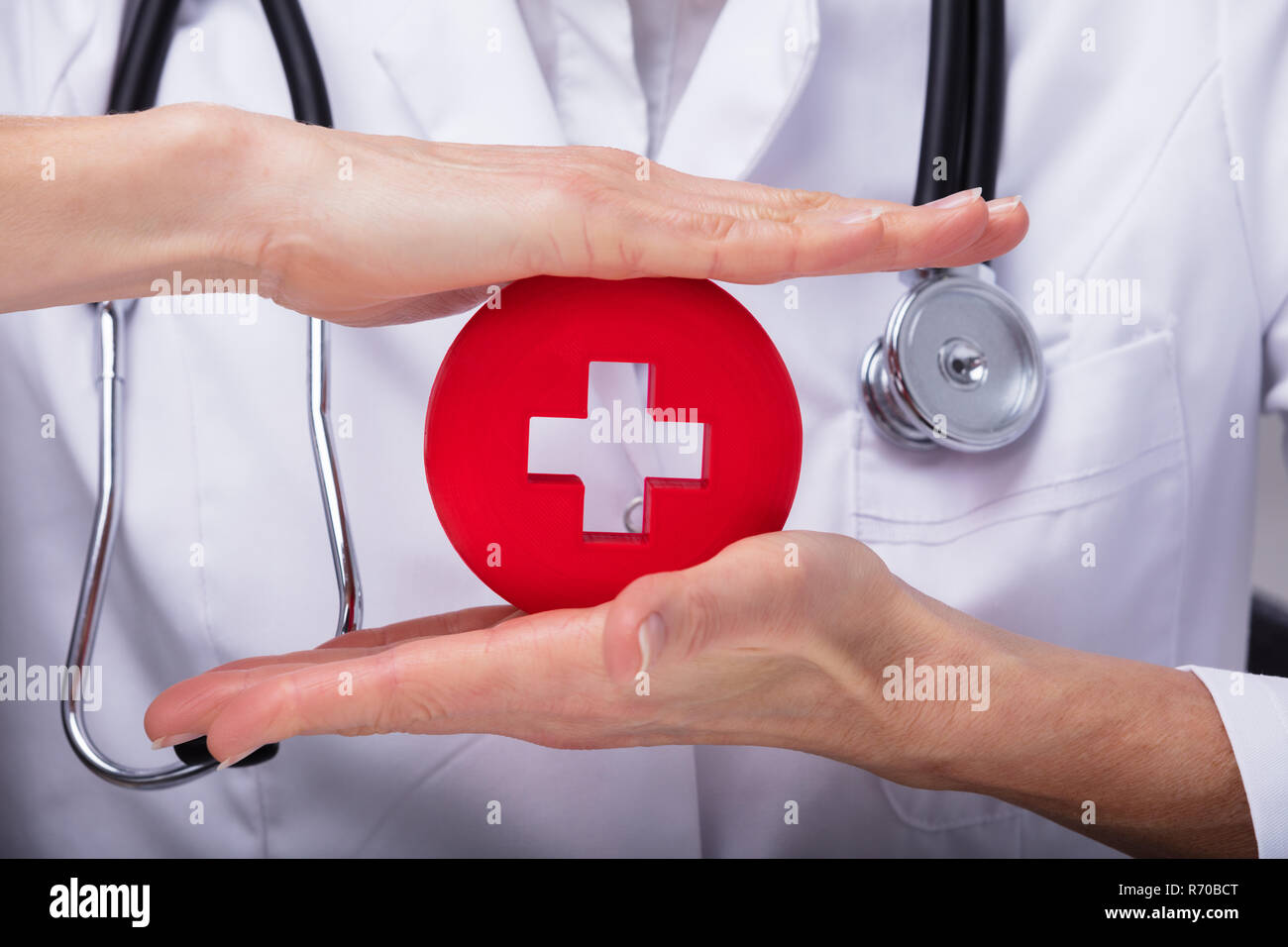 Doctor Holding First Aid Sign Stock Photo - Alamy Doctor Holding First Aid Sign Stock Photo - Alamy