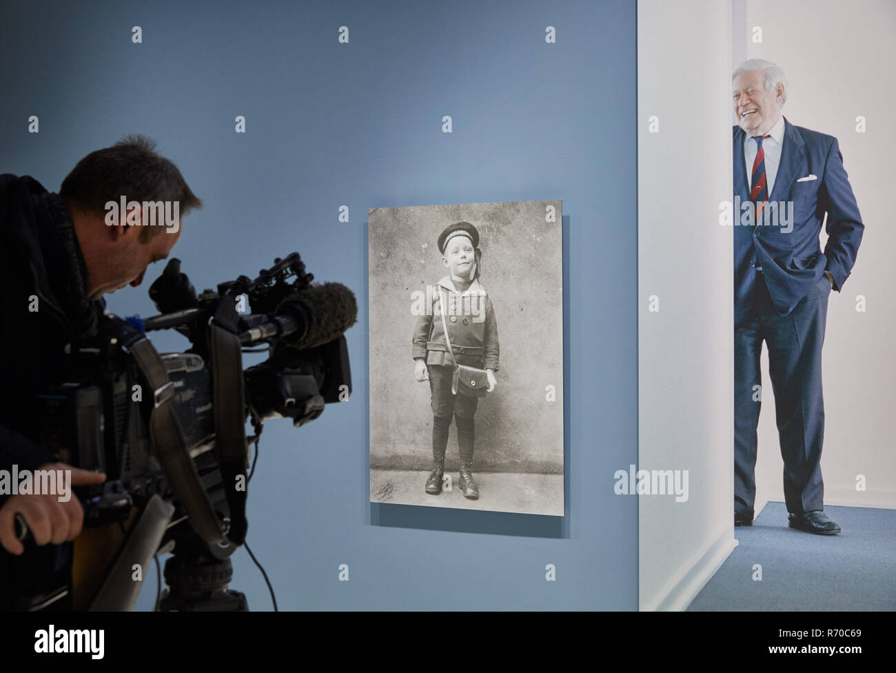 Hamburg, Germany. 06th Dec, 2018. A television cameraman films a photo from the Helmut-Schmidt-Archiv Hamburg of 1925 and a photo (r) by Uwe Aufderheide, Hamburg, 21 July 2000 at a preliminary appointment at Kattrepel 10 in the photo exhibition '100 Years in 100 Pictures' on the occasion of Helmut Schmidt's 100th birthday. Credit: Georg Wendt/dpa/Alamy Live News Stock Photo