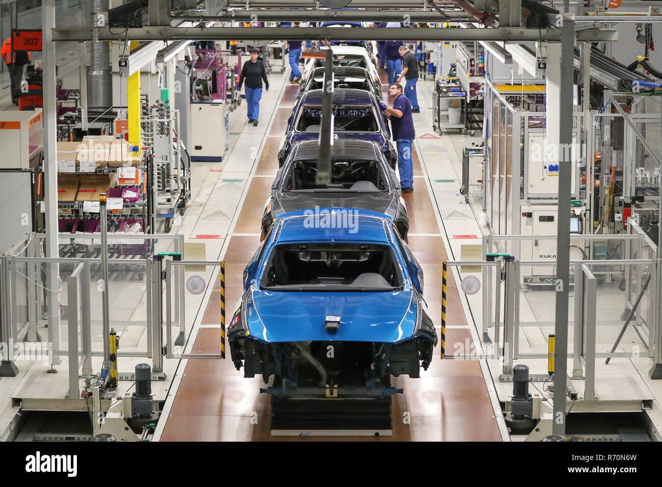 Leipzig, Germany. 04th Dec, 2018. A BMW M2 Coupé (blue) and a 1 Series five-door (grey) behind it are manufactured at the BMW plant in Leipzig. Credit: Jan Woitas/dpa-Zentralbild/ZB/dpa/Alamy Live News Stock Photo