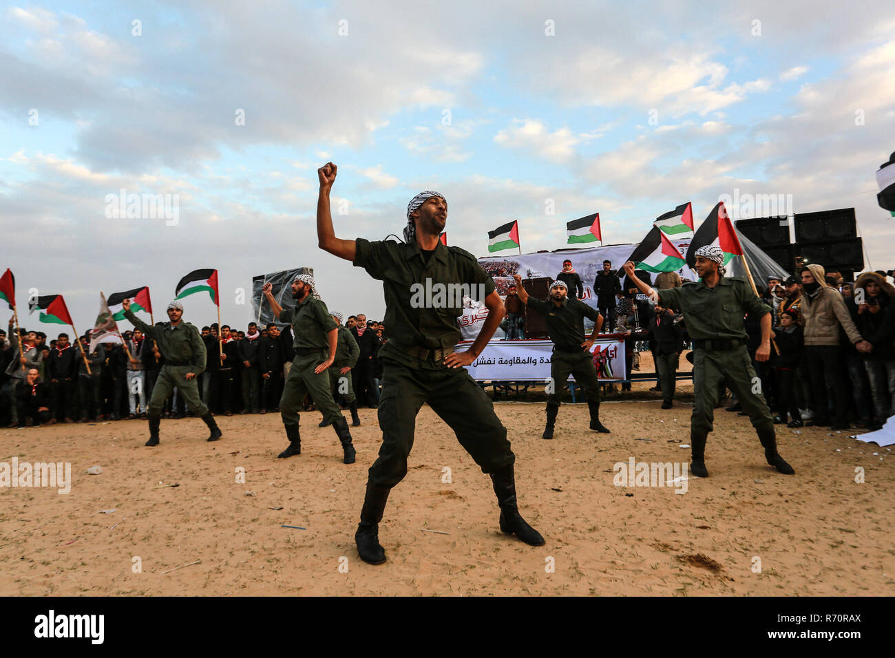 Gaza, Palestine. 7th December 2018.Palestinian protesters gather during clashes with Israeli troops in tents protest where Palestinians demand the right to return to their homeland at the Israel-Gaza border, in the east of Rafah in the southern Gaza Strip, on December 7, 2018. Credit: Awakening Photo Agency/Alamy Live News Stock Photo