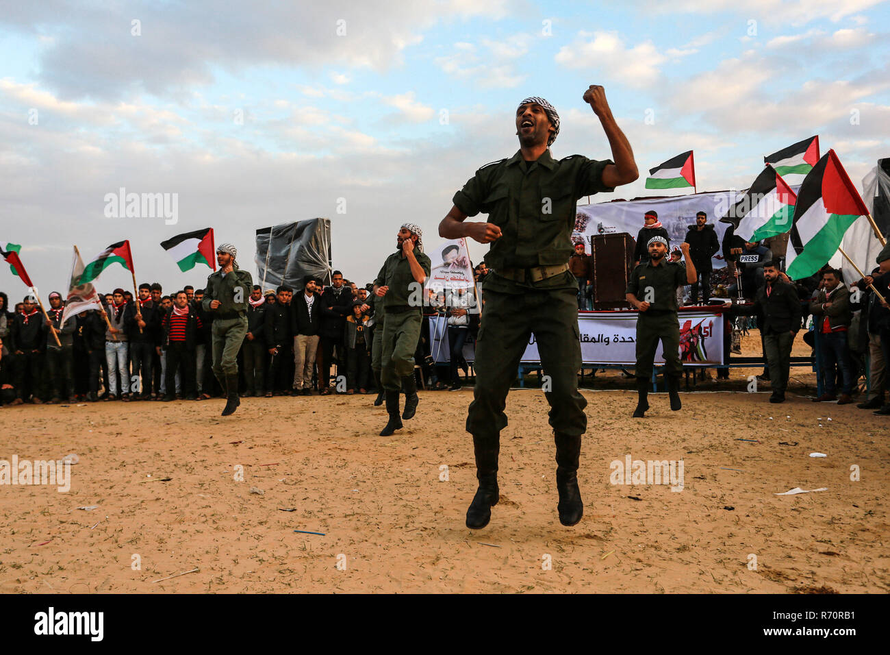 Gaza, Palestine. 7th December 2018.Palestinian protesters gather during clashes with Israeli troops in tents protest where Palestinians demand the right to return to their homeland at the Israel-Gaza border, in the east of Rafah in the southern Gaza Strip, on December 7, 2018. Credit: Awakening Photo Agency/Alamy Live News Stock Photo