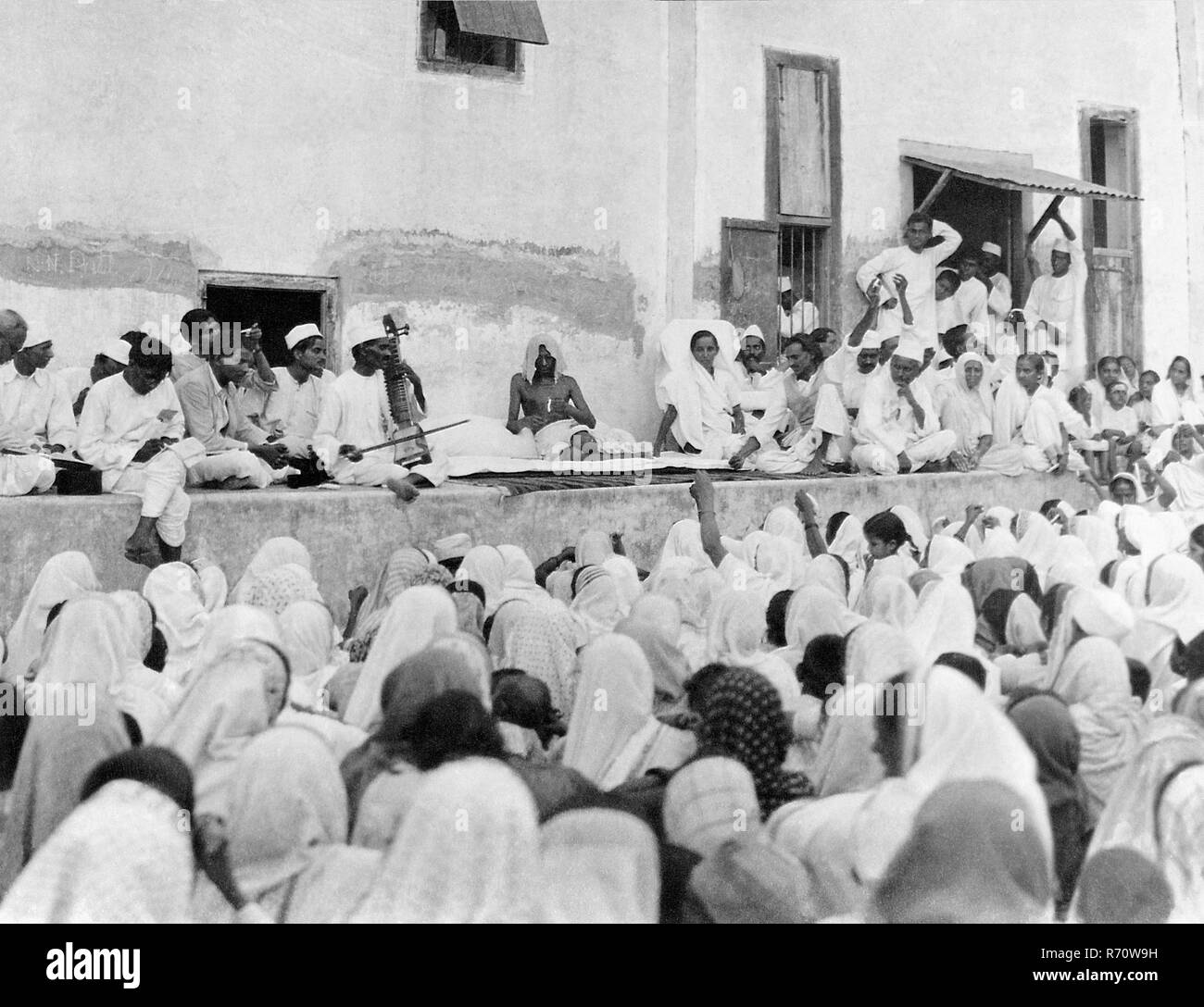 Mahatma Gandhi addressing women at Surat, Salt agitation, Gujarat, India, April 22, 1930, old vintage 1900s picture Stock Photo