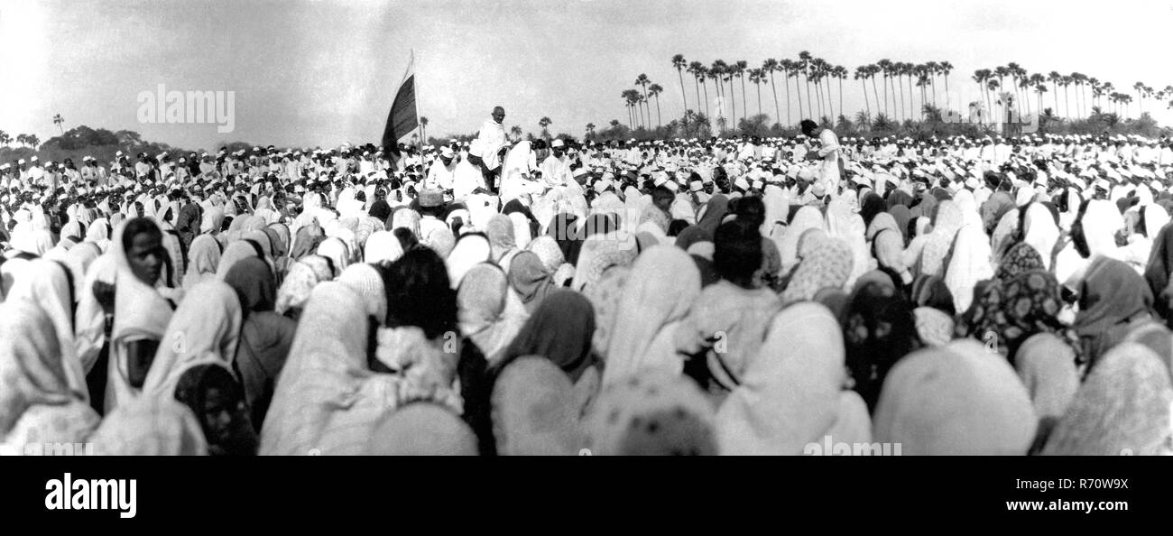 Mahatma Gandhi preaching the breach of salt law, salt satyagraha, India, Asia, April 9, 1930, old vintage 1900s picture Stock Photo
