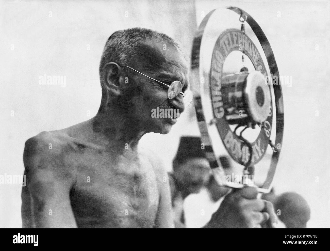 Mahatma Gandhi addressing meeting in Bombay, Mumbai, Maharashtra, India on his return from England, December 28, 1931, old vintage 1900s picture Stock Photo