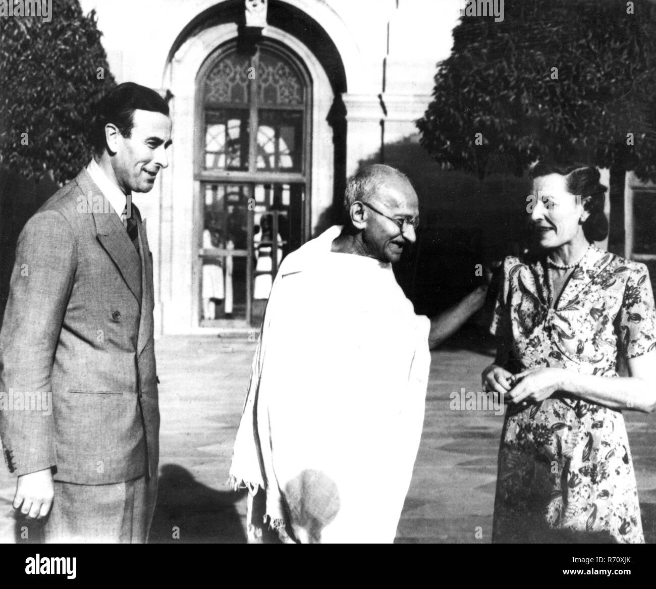 Mahatma Gandhi at his first meeting with British Viceroy Lord Mountbatten and his wife, New Delhi, March 31, 1947, old vintage 1900s picture Stock Photo