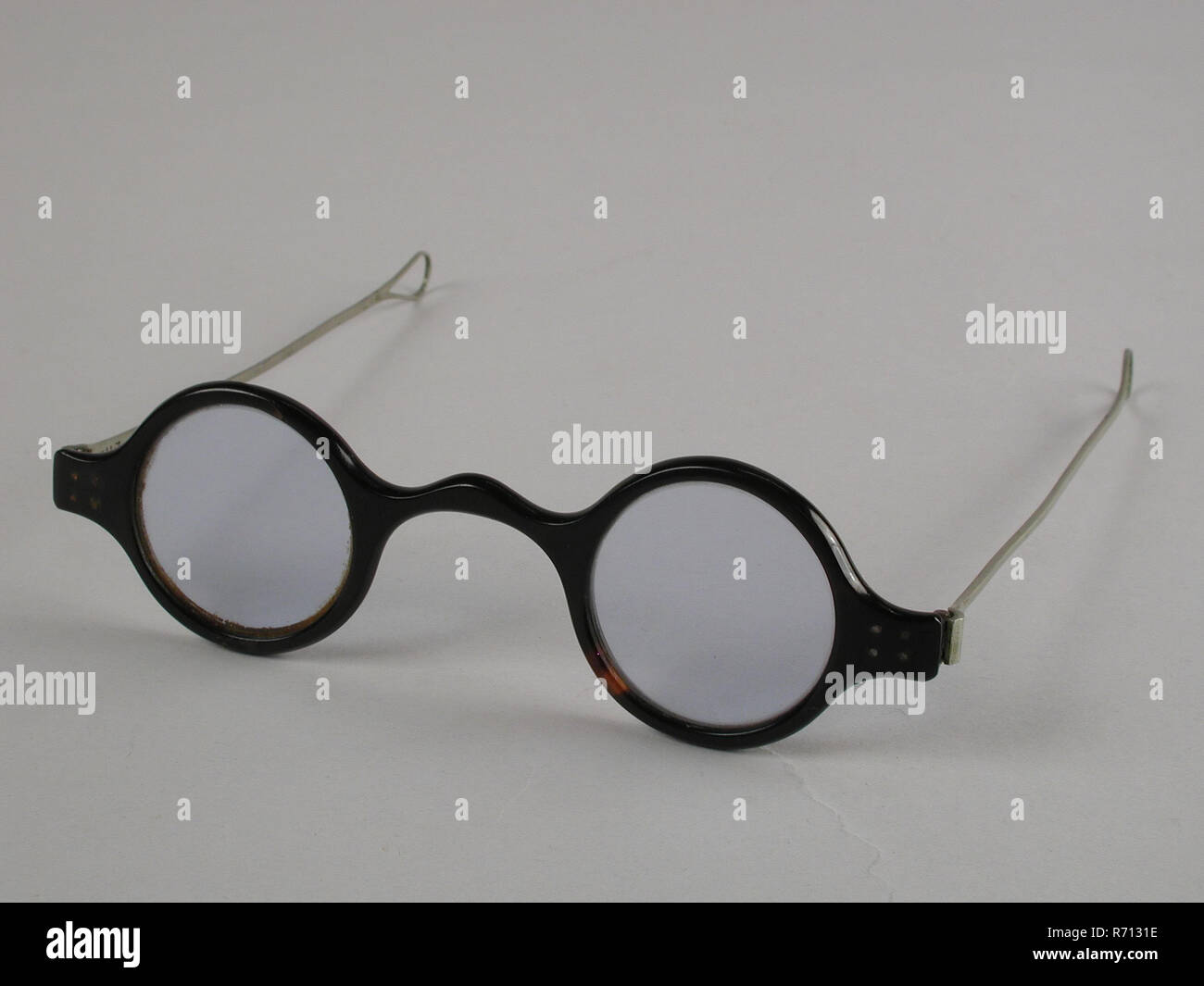 Glasses with round glasses in turtle frame with silver colored metal ...