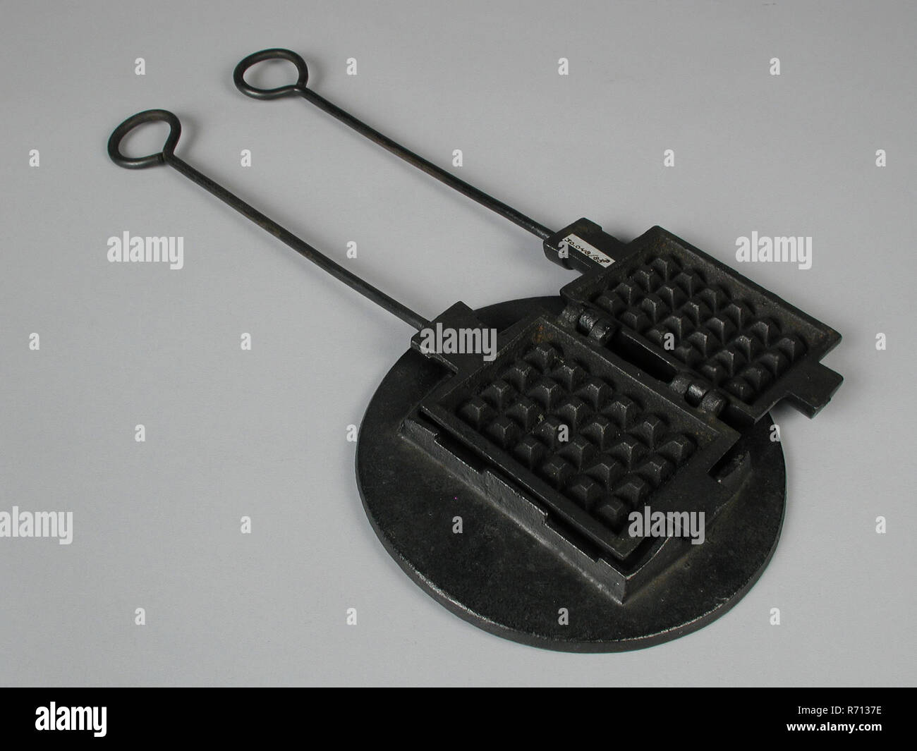 Cast iron miniature waffle maker with stand, waffle maker kitchenware