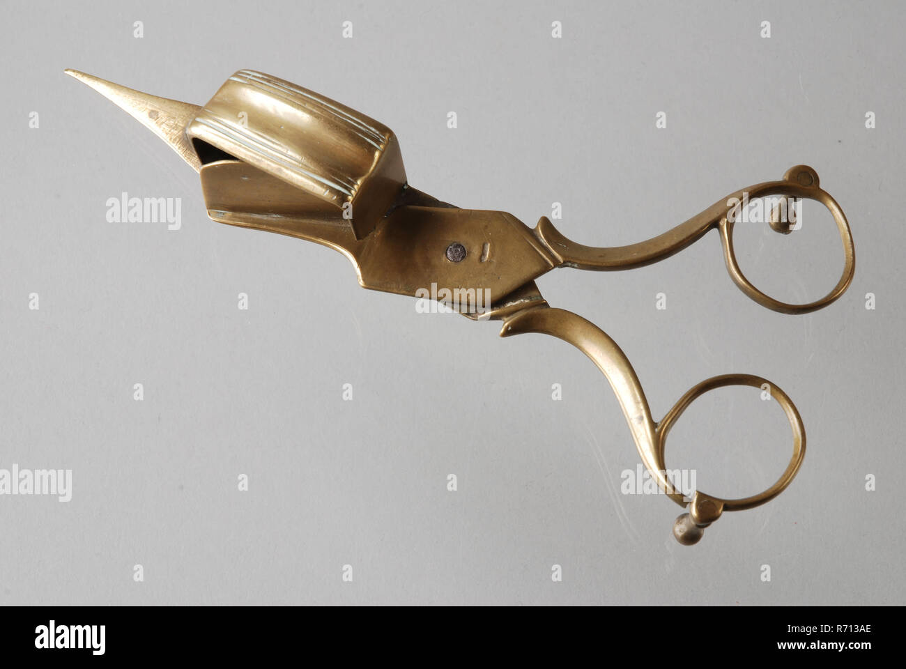 Copper candlecutter, box decorated with lines, candle cutter muzzle