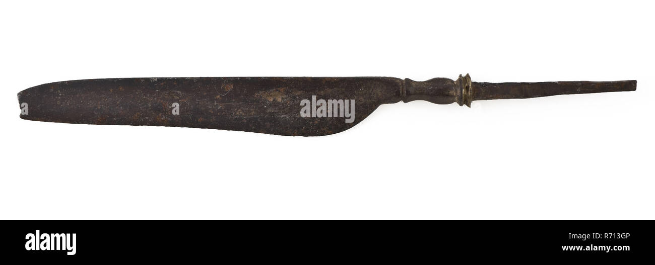 Blade, via profiled section narrowed sting, blade knife