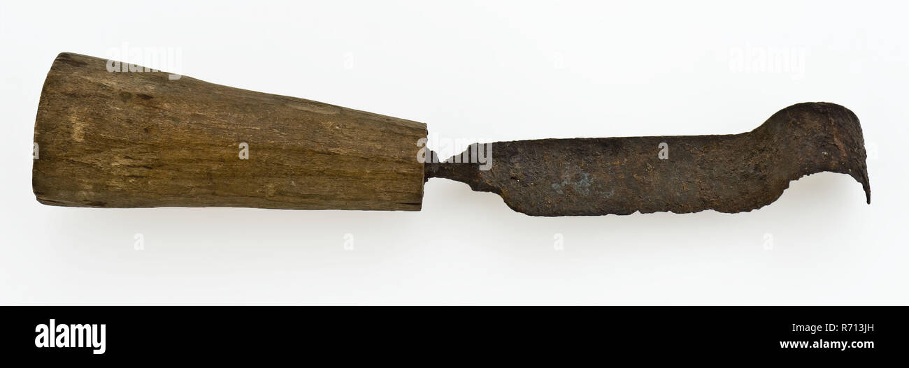 Blade with iron blade, at the end half cylindrically bent, tapered