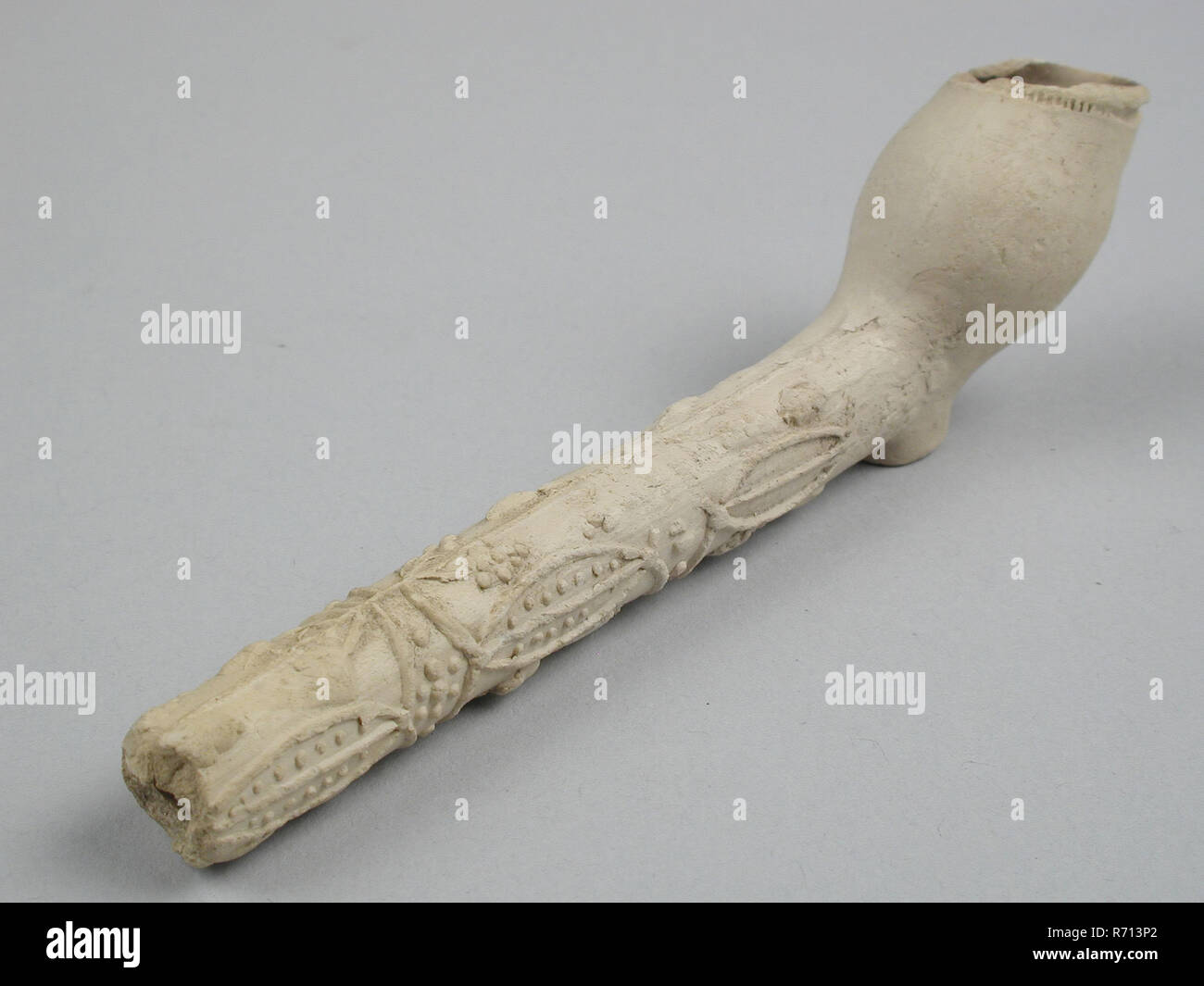 Clay pipe, unnoticed, with floral decoration embossed on stem, clay pipe smoking equipment smoke foundations earthenware, pressed finished baked Clay pipe unnoticed with floral decoration embossed on stem Decoration consists of segments divided by vines into segments with fruit and flower motifs Shrink- or press tear over the heel Baroque pipe archeology indigenous pottery import smoking tobacco baroque Stock Photo