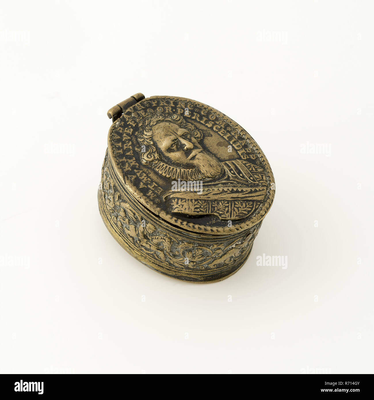Oval copper tobacco box with portrait of Prince Maurice, tobacco box holder  metal copper, hinge) Copper oval box hinged lid inside small stamper Upper  lid Mauritius Aur Princ Com Nass Et Mu