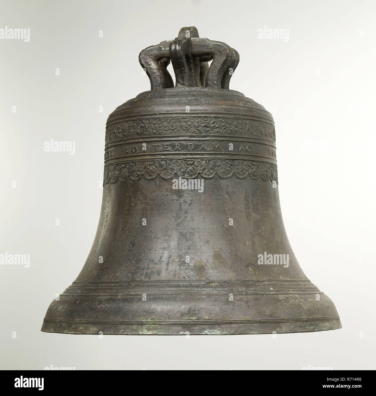 Pieter Bakker, Bronze bell, P. Bakker 1754, bell clock bell sound brass  bronze, cast Clock built from head shoulder with ribbing flank with three  friezes faussure (= transition from flank to slack