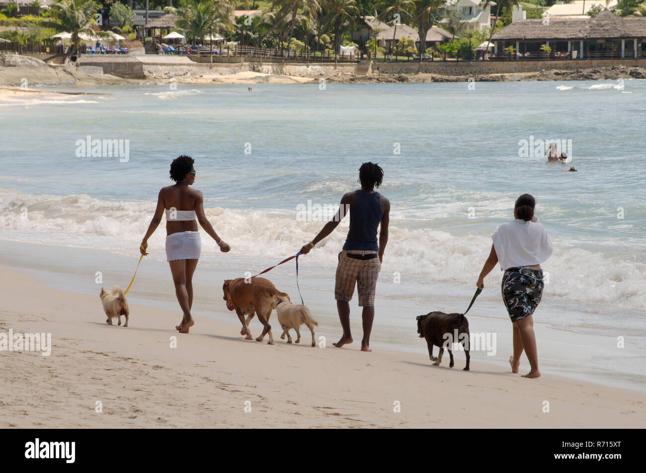 Women and man walking on a beach hi-res stock photography and images ...