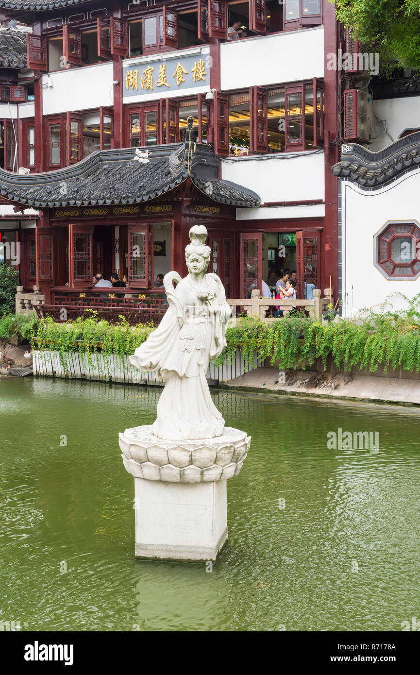 Pond in the Yu Yuan Gardens, Pudong, old city, Shanghai, China Stock Photo