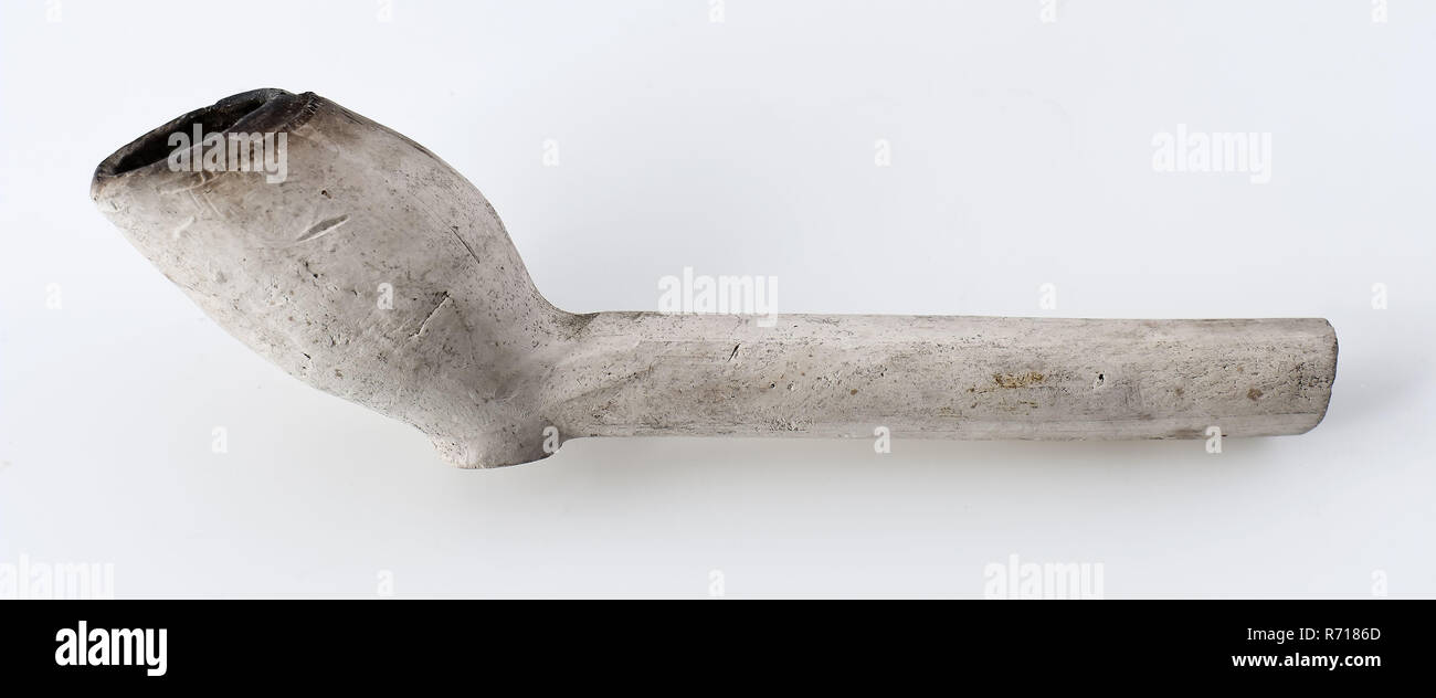 White clay pipe, unnoticed, with smooth handle, clay pipe smoking equipment smoke floor pottery ceramics pottery, hand-formed baked White clay pipe unnoticed with smooth handle. Base of the heel is almost equal to the underside of the stem archeology smoking tobacco Stock Photo