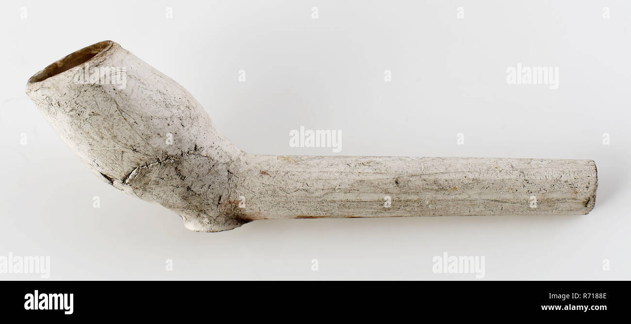White clay pipe, unnoticed, with smooth handle, clay pipe smoking equipment smoking floor found ceramic earthenware, pressed finished baked White clay pipe unnoticed with smooth handle Pipe shows some pressure or drying cracks in the boiler. The heel hardly protrudes under the bottom of the stem from archeology smoking tobacco Stock Photo