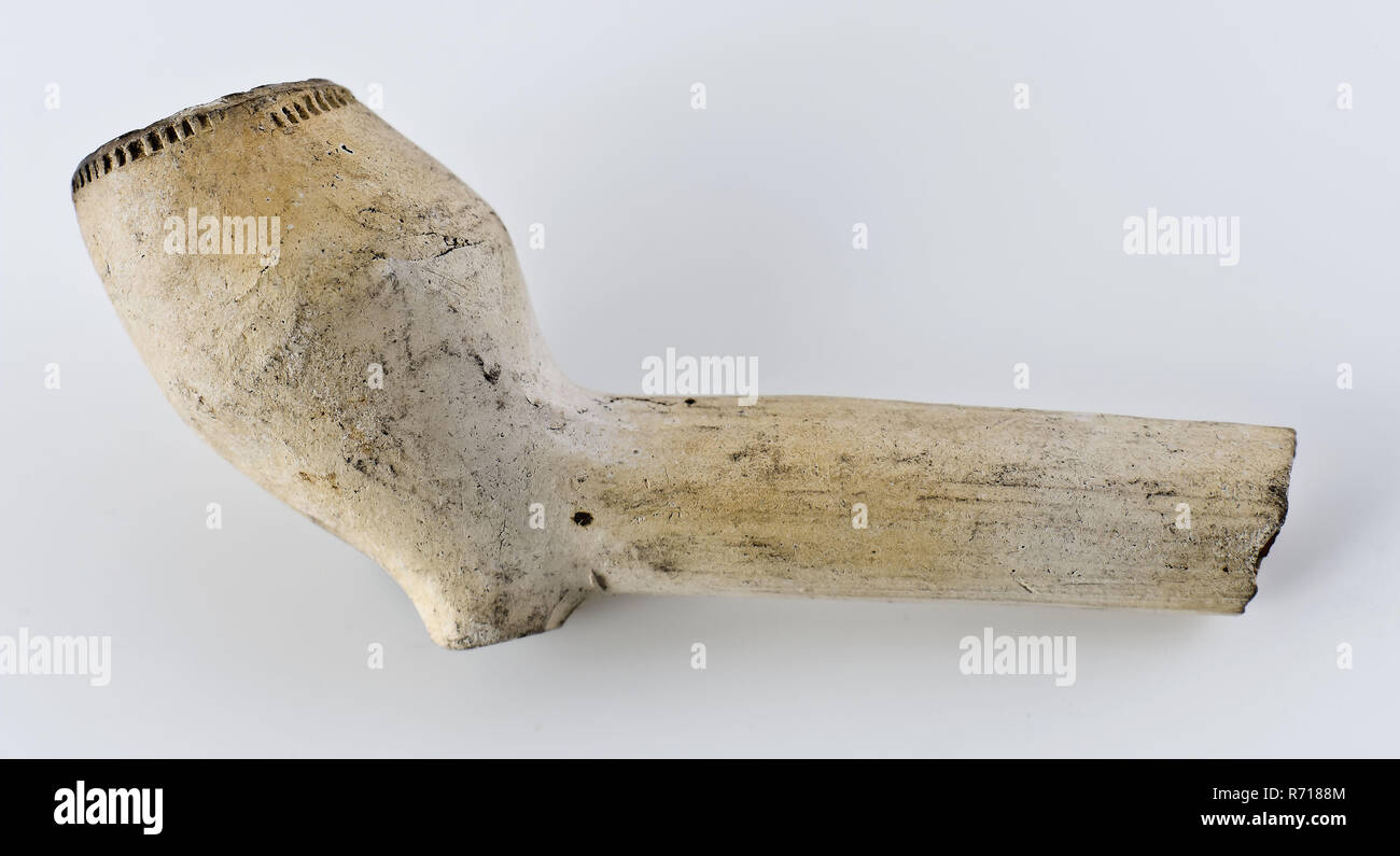 White clay pipe, unnoticed, with smooth handle, clay pipe smoking equipment smoke floor pottery ceramic pottery, pressed finished baked White clay pipe unnoticed with smooth handle Bottom heel has small blank stamping plate archeology indigenous pottery import smoking tobacco Stock Photo
