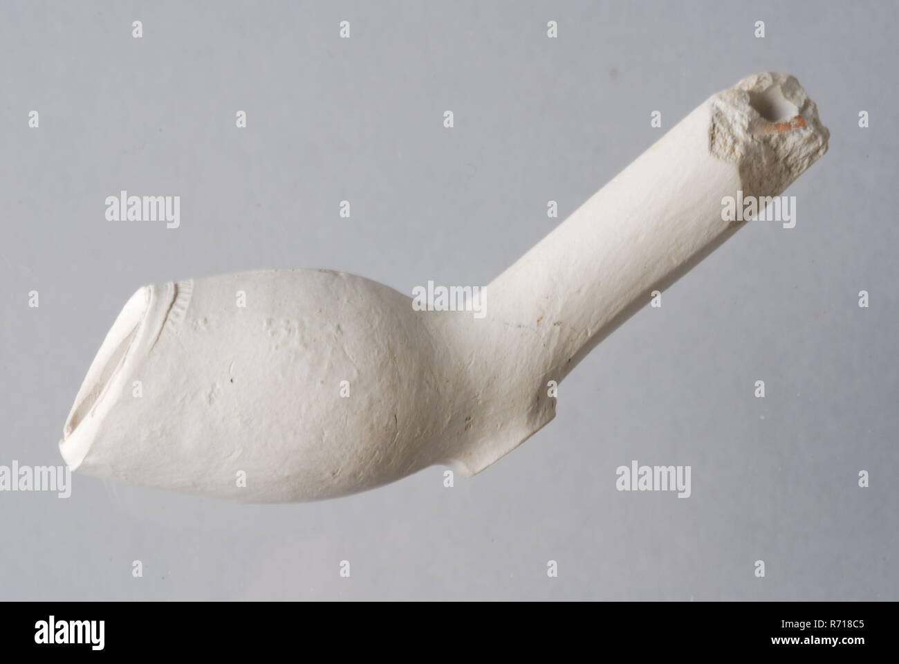 Hendrick Jansz., Clay pipe, unnoticed, from the waste from Rotterdam pipe making, clay pipe smoking equipment smoking ground find ceramic pottery, pressed finished baked Clay pipe unnoticed from the waste of Rotterdam pipe making archeology Rotterdam Hillegersberg-Schiebroek Hillegersberg Noord Hillegersberg Zuid Rottekade indigenous pottery craft workplace smoking tobacco Hendrick Jansz archaeological find in the soil: Judge Rottekade Rotterdam at number 71 in 1976. Stock Photo