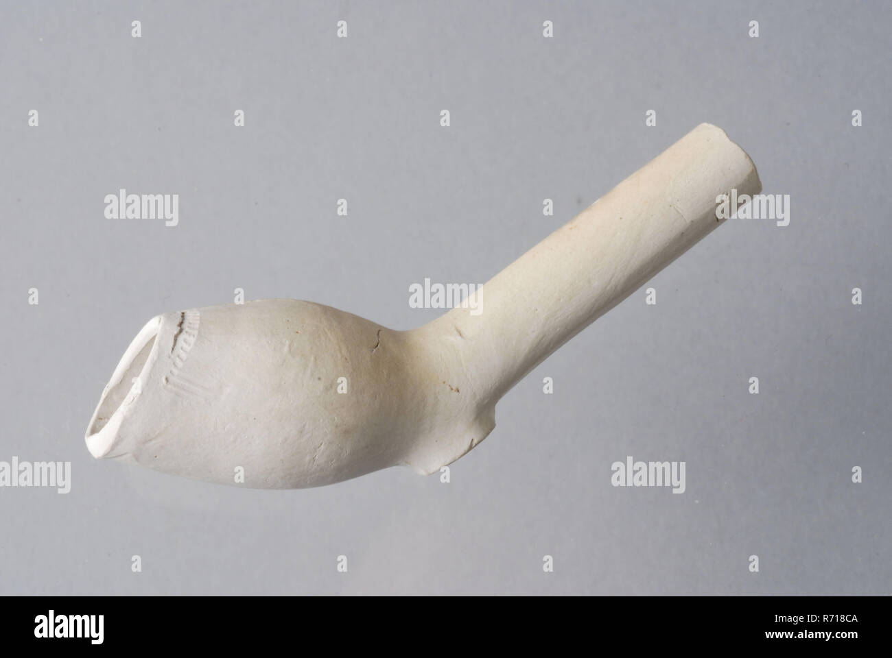 Hendrick Jansz., Clay pipe, unnoticed, from the waste from Rotterdam pipe making, clay pipe smoking equipment smoking ground find ceramics pottery, pressed finished baked Clay pipe unnoticed from the waste of Rotterdam pipe making archeology Rotterdam Hillegersberg-Schiebroek Hillegersberg Noord Hillegersberg Zuid Rottekade indigenous pottery craft workplace smoking tobacco Hendrick Jansz archaeological find in the soil: Judge Rottekade Rotterdam at number 71 in 1976. Stock Photo