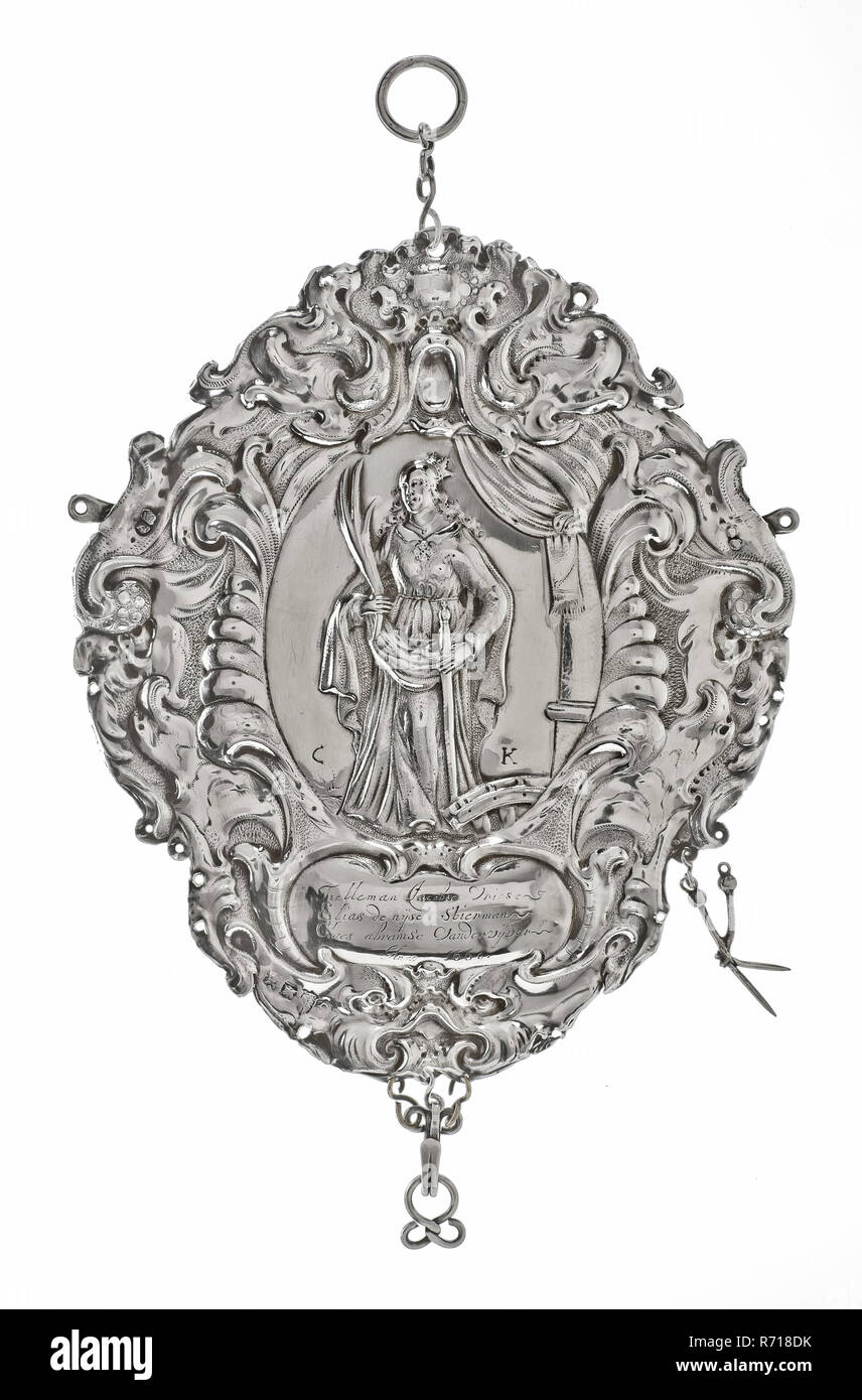 Eldert Entvogel(?), Silver chief shield of the St. Catharine Guild: the pin, needles and crocheted guild, head shield shielded silver, driven hammered Shield ring top hook at the bottom front left bottom (debossed) Pin-needle and hookmaker's guild St. Catharinagilde Tielleman Jacobse Vries Elias Denyse Stierman Claes Awamse van the Pond 1669 symbolize Stock Photo