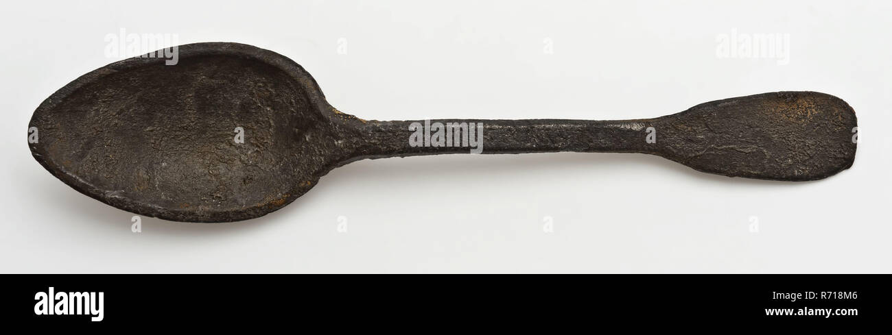 Small pewter spoon with elongated bowl, spatula-shaped handle end, teaspoon table spoon equipment soil find tin metal, cast Flat round lip under the tray on the attachment with the handle. Steel with wider spatula-shaped end archeology Rotterdam Kralingen-Crooswijk Kralingsche Bos Kralingse Plas Soil discovery: in 1972 at the Kralingse Plas from sprayed dredge collected metal detector finds and sight finds. Stock Photo