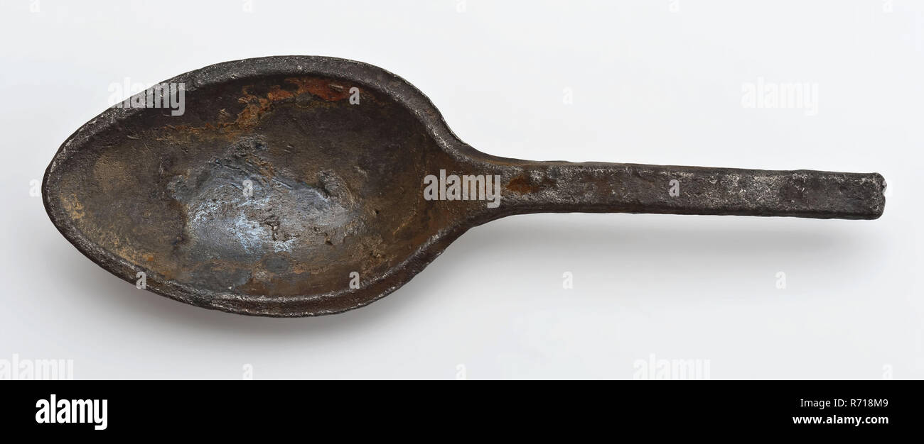 Small elongated bowl of tin spoon, teaspoon table spoon equipment ground find tin metal, cast Elongated bowl of teaspoon Thin round lip under the scoop archeology Rotterdam Kralingen-Crooswijk Kralingsche Bos Kralingse Plas Soil discovery: in 1972 at the Kralingse Plas from sprayed dredge collected metal detector finds and viewpoints . Stock Photo