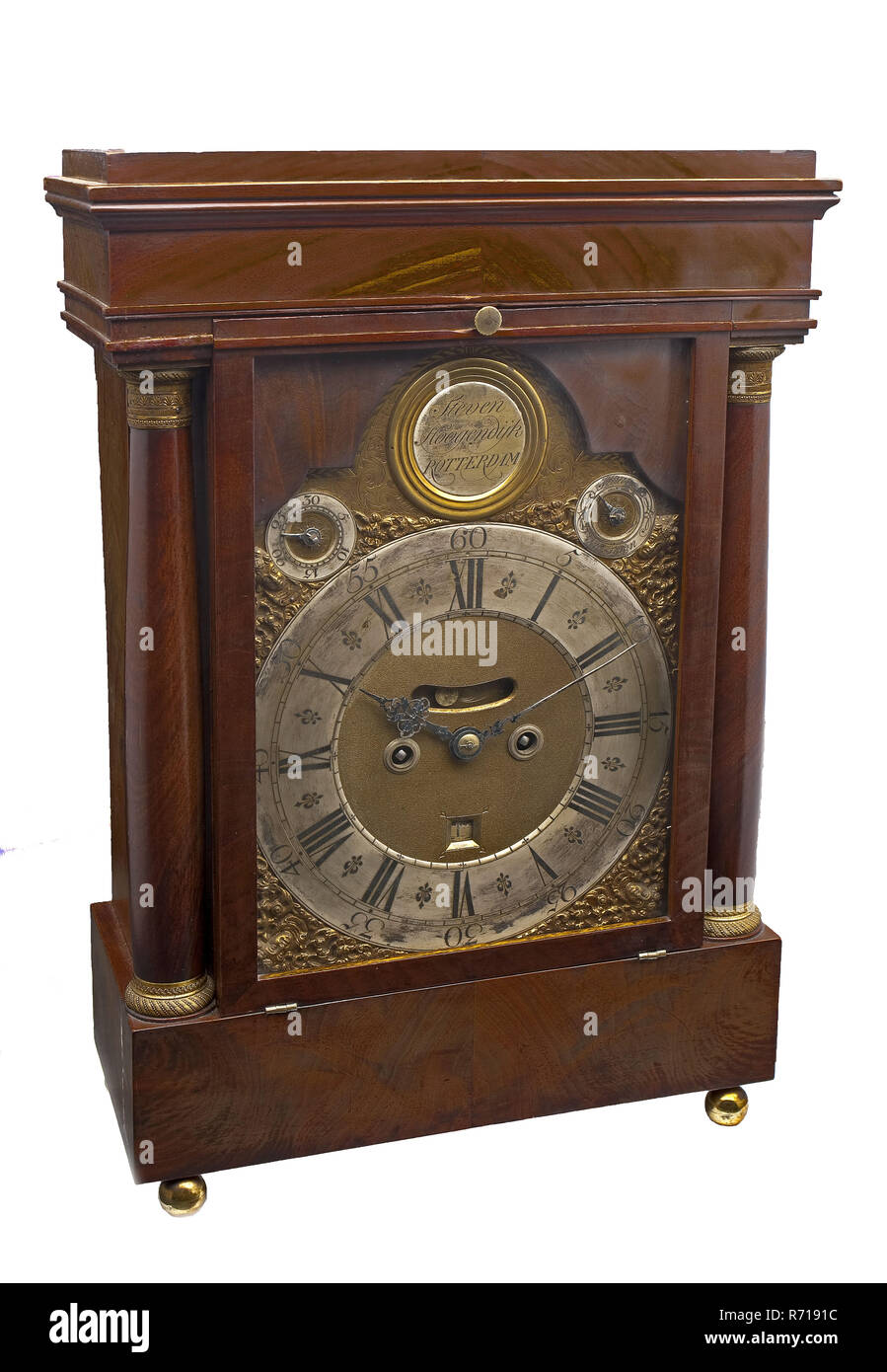 import: Steven Hoogendijk, Compound table clock with brown wooden case and two pillars, clock clock timepiece measuring instrument wood oak mahogany brass steel, Movement: platine movement with going work with railing with the pendulum to sling-bear 'up-and-down-regulation' and pendulum clicker in the dial. During transport, the pendulum can be secured in blocking clamp on the back plate. Saw beat on single bell with rehearsal possibility. Both gears have snek. The back plate is engraved with acanthus motifs in single frame. The lever of the regulation is engraved in herringbone pattern the bl Stock Photo