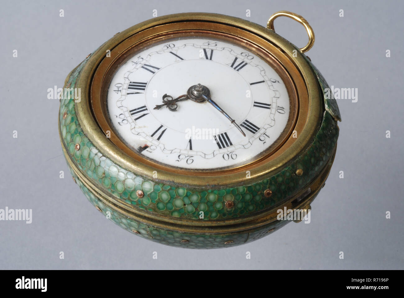 Cornelis Uyterweer, Pocket watch with protective cover of green roggeleer in golden exterior with representation 'Judgment of Paris' and inside cabinet and with enamel dial, pocket watch watch movement measuring instrument gold steel brass silver glass enamel leather ray leather velvet silk textile protection cap, White enamel dial with minute arches and Arabic numerals for minutes and Roman numerals for doors. Steel pointer of the so-called 'beetle-and-poker' type. Smooth gold inner case. The clockwork with verge escapement with snek. Fan-shaped pillars on the upper side of the saw. Ajourge s Stock Photo