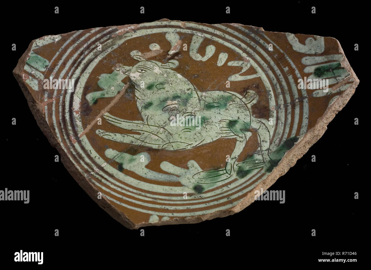 Ground fragment Werra plate, mirror finish animal, year 1612, pale yellow and green glaze, plate crockery holder earth discovery ceramic earthenware glaze, Red earthenware with drawing in light yellow and green glaze Year in mirror: 1612 archeology Stock Photo