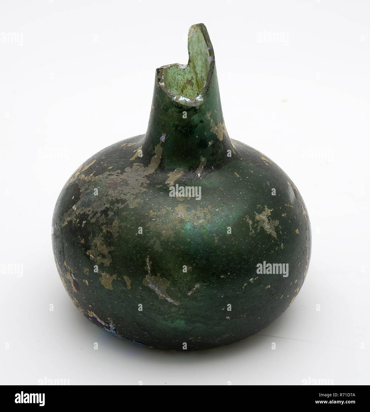 Bulbous bottle, onion, belly bottle bottle holder bottomfound glass, free blown and shaped Small bulbous bottle onion in clear dark green glass. Pontil mark under slightly raised soil Body with convex wall to flat shoulders and narrowed neck broken off at approximately 4.7 cm archeology Rotterdam Kralingen-Crooswijk Struisenburg's Gravenweg Oostmaaslaan packing Soil discovery Oostmaaslaan and De's Gravenweg Stock Photo