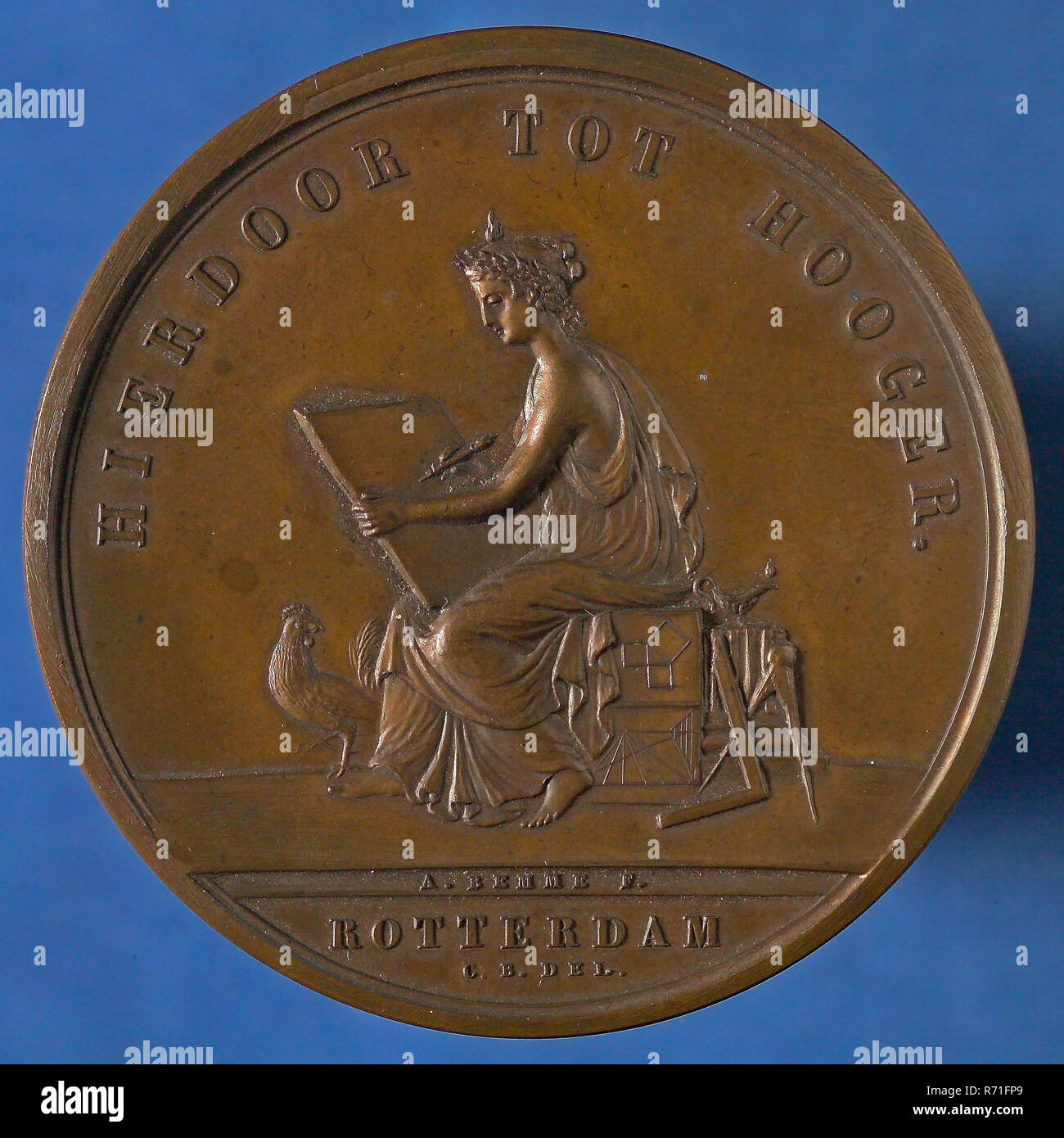 stamp cutter: A. Bemme, Price medal of the Teekengenootschap HIERDOOR TOT HOOGER, awarded to .M. Kool van Kasteel, price medal medal bronze bronze figure 5,1, Image Muse of drawing, HEREY TO HOOGER (legend) . BEMME F. ROTTERDAM C.. DEL (in cut-off) drawing society This means Hooger Rotterdam Stock Photo